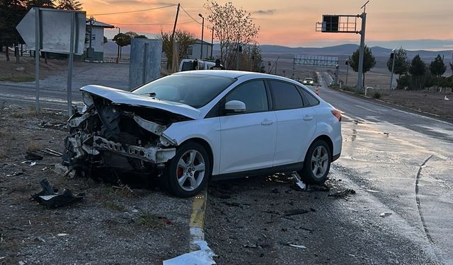 Kırıkkale'de iki otomobil kafa kafaya çarpıştı: 2 yaralı