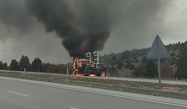 Konya'da oto çekici alev alev yandı