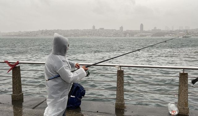 Üsküdar’da balıkçılar lodosa rağmen oltalarını bırakmadı