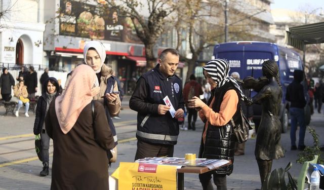 Kadınları tek tek durdurup o uygulamayı yüklettiler