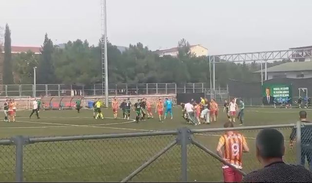 Futbol sahası savaş alanına döndü: Tekmeler havada uçuştu
