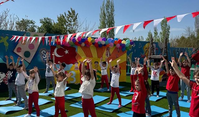 Bahçeşehir Koleji Öğrencileri 23 Nisan’a Yoga ile Başladı
