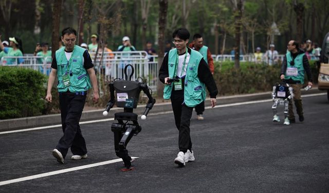 Çinli robotlar ilk kez yarı maratonda insanlarla koştu