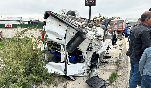 Tırla çarpışan minibüs takla attı: 10 yaralı