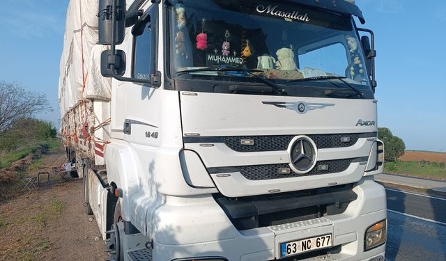 Aracından inen tır sürücüsüne otomobil çarptı