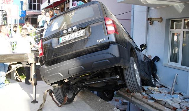 Edirne’de iş yerine ve apartmana çarpan cip askıda kaldı: Kaza anı kamerada