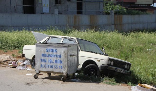 Bu da oldu: Buzdolabı, televizyon derken Fiat Tofaş otomobil de çöpe atıldı