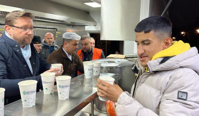 Kocaeli Büyükşehir Belediyesi "Hızır 41" ekipleri Küçükçekmece'deki vatandaşlara çorba dağıttı