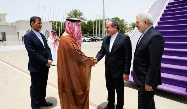 İran Dışişleri Bakanı Arakçi, Cidde’de Suudi mevkidaşı Farhan ile bir araya geldi