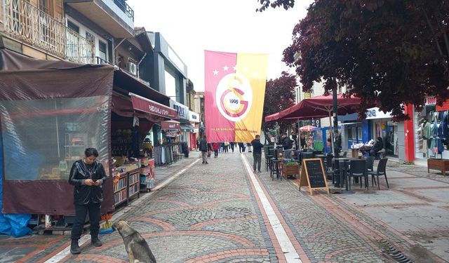 Edirne'de Galatasaray'ın 5 yıldızlı bayrağını yırtıp kaçtılar