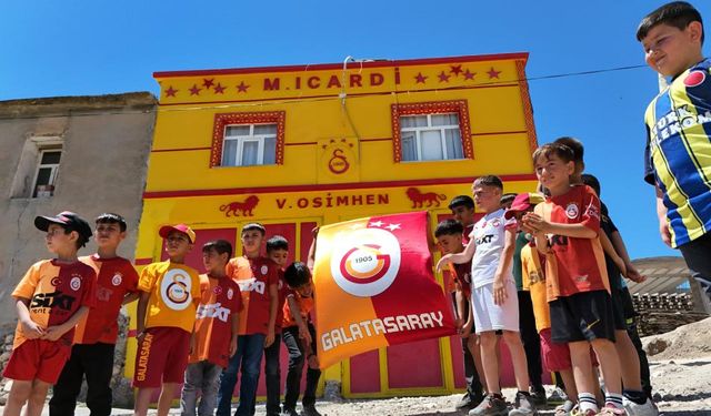 Galatasaraylı taraftar evinin dış cephesini sarı-kırmızıya boyatıp, Osimhen ve 5. yıldızı ekledi