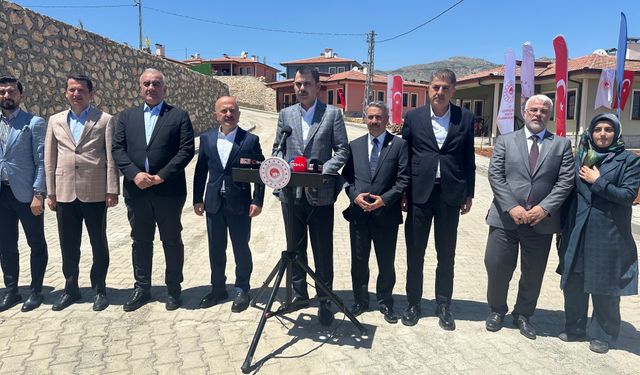 Bakan Kurum, köy evlerine yerleşen depremzedeleri ziyaret etti