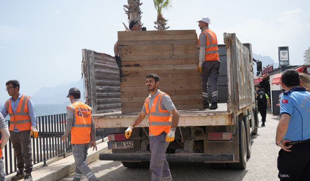 Konyaaltı Sahili’nde kaçak yapılar sökülüyor