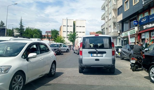 İkinci Sıra Parklar Trafiği Felç Ediyor