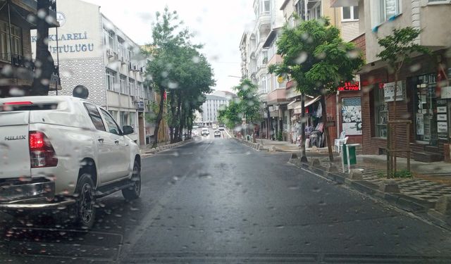 Kırklareli’nde Yağmur Altında Trafik İhlali: Kesintisiz Çizgiye Rağmen Şerit Değiştirildi