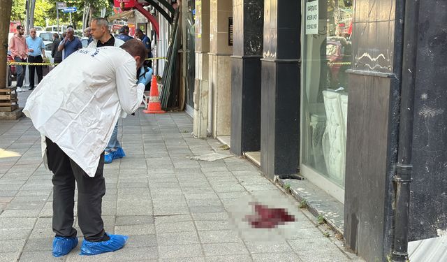 Caddede başından vuruldu, hastanede hayatını kaybetti