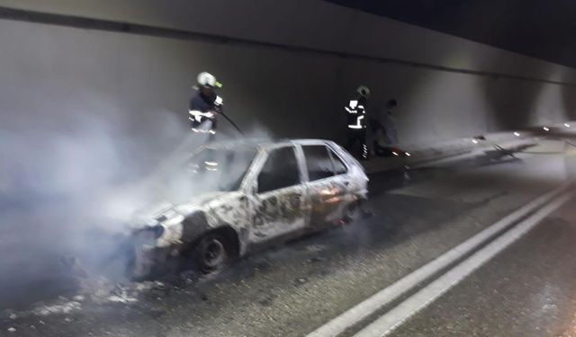 Tünel içinde alevlere teslim olan otomobil kullanılamaz hale geldi