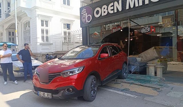 Otomobil mobilya mağazasına daldı, facia ucuz atlatıldı