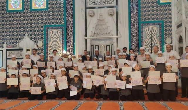 Çorlu'da hafızlık eğitimini tamamlayan öğrencilere belgeleri verildi