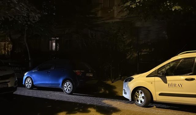 Avcılar'da bir adam evinin önünde alkol içen 2 kişiyi silahla vurdu