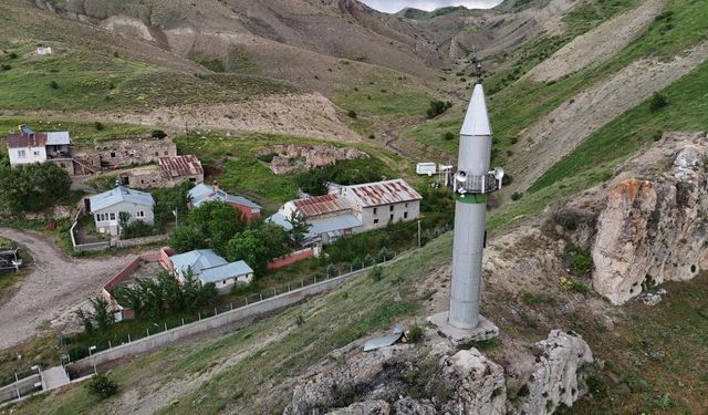 Görenler dönüp bir kez daha bakıyor, minareyi bulan camiyi bulamıyor