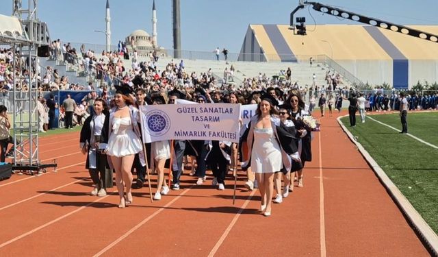 Tekirdağ Üniversitelilerin mezuniyet coşkusu renkli görüntülere sahne oldu