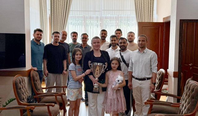 Başarılarını Müdür Özefsun ile Paylaştılar