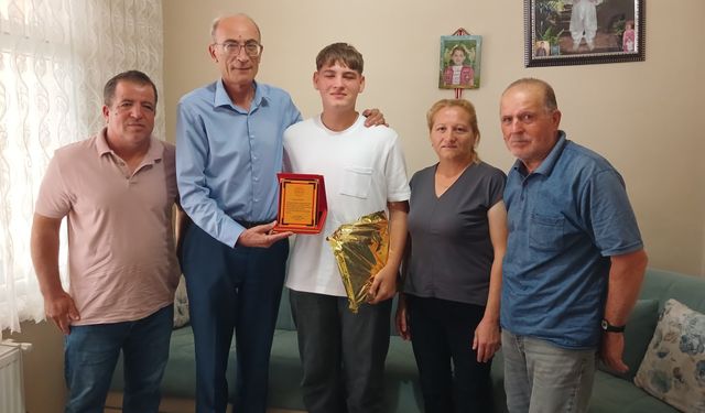 Üç Şiir Birinciliğine Akdemir’den Tebrik Ziyareti
