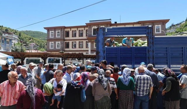 20 ton karpuz ücretsiz dağıtıldı