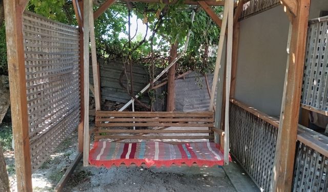 Bahçelerin Vazgeçilmezi: Ahşap Salıncak