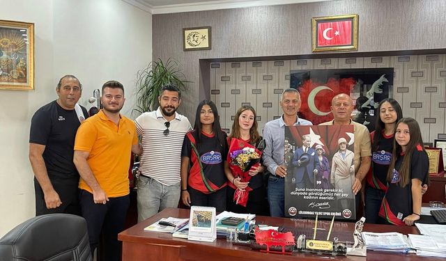 Kadın Futbol Takımından Başkan Çamlıca’ya Ziyaret