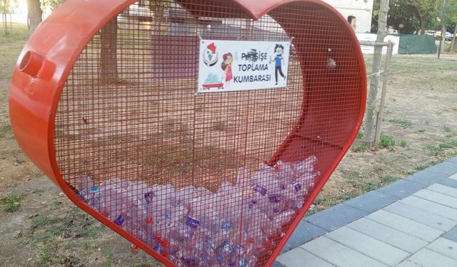 Millet Bahçesi’nde Plastik Şişe Kumbaraları İlgi Görüyor