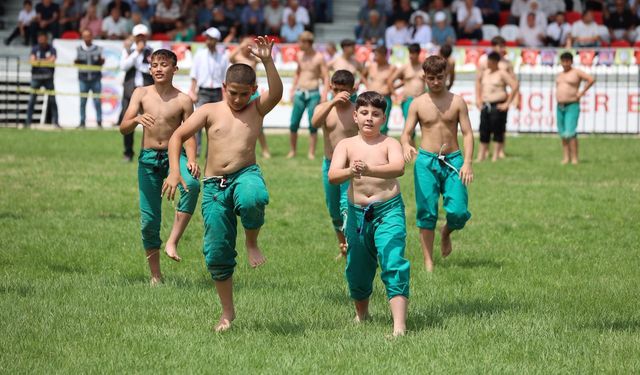 Güreşçiler meydana indi, Karakucak güreşleri başladı