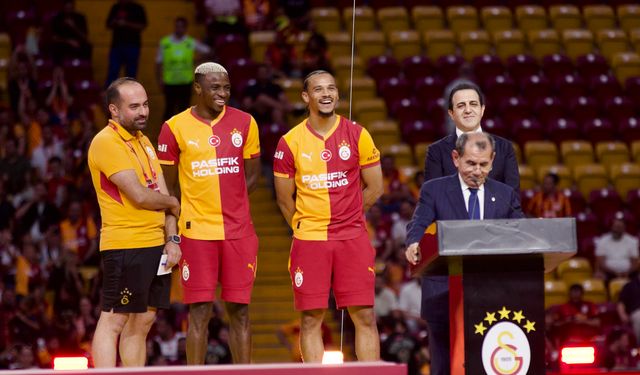 Victor Osimhen ve Leroy Sane için stadyumda imza töreni düzenlendi