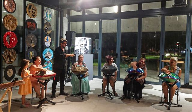 Antalya'da hangdrum ve santur atölyesi müzikseverlerle buluştu