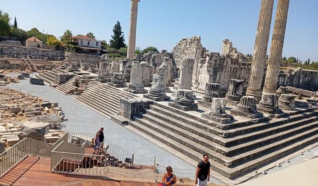 Dünyanın ilk kehanet merkezi Apollon Tapınağı, gece müzeciliğine açıldı