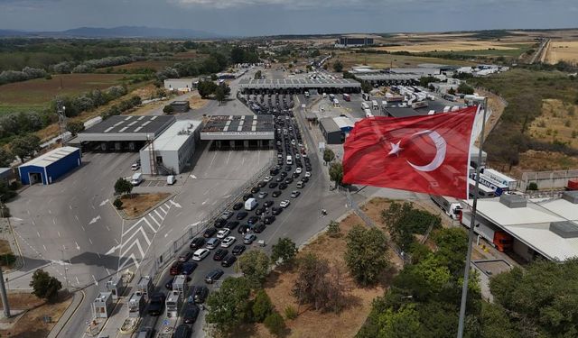 Gurbetçiler dönüş yolunda: Hasret ve hüzün Kapıkule'de