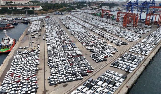 Haydarpaşa Limanı'nda binlerce ithal sıfır araç havadan görüntülendi