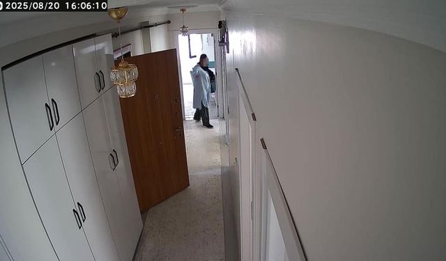 Kapıyı tıklatıp eve giren soyguncu kadınlar, kamerayı görünce panikledi