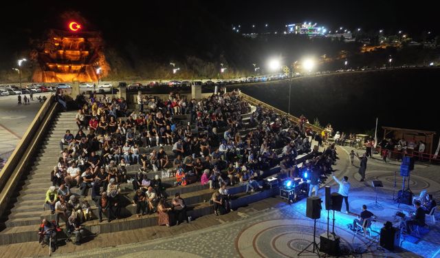 Kirazlıdere'de cuma akşamları müzik ziyafeti yaşanıyor