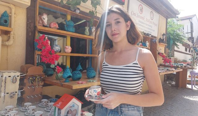 Çini atölyesinde sanatla şekillenen ürünler
