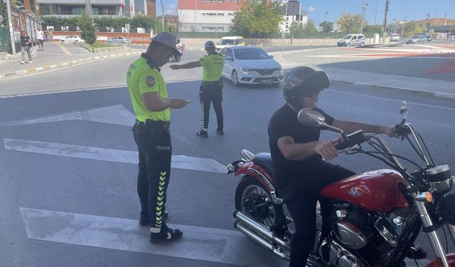 Kask takmayan 4 sürücüye: 3 bin 972 lira ceza