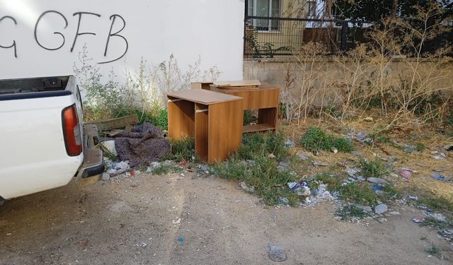 Sokaklara Bırakılan Eski Eşyalar Tepki Çekiyor