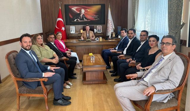 YKS’de İlk 1000’e Giren Öğrenciler Müdür Özefsun’u Ziyaret Etti