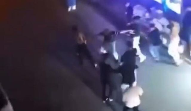 Kalabalık bir grup tarafından darp edilen genç esnafa sığındı