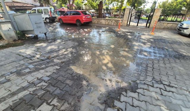 Su stresine rağmen tonlarca su sokaklara akıyor