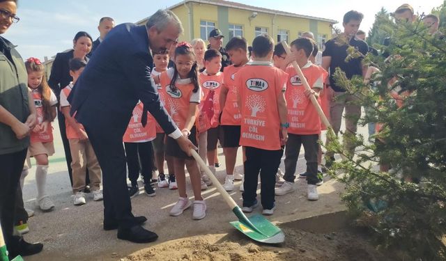 Öğrenciler fidan dikerek derse başladı