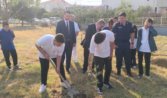 Tekirdağ'da liseliler fidan dikti
