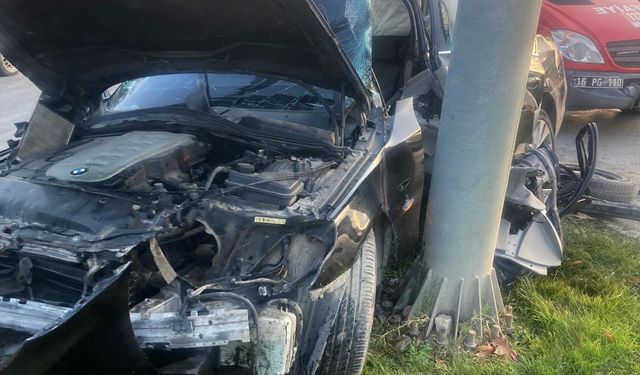 Direğe çarpan aracın sürücüsü ağır yaralandı
