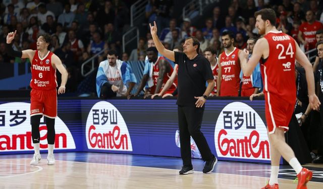 Ergin Ataman, Avrupa Şampiyonası'nın en iyi başantrenörü seçildi